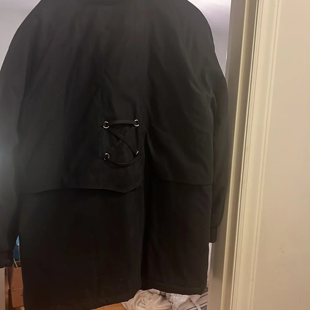 A black jacket - Picture 2 of 3